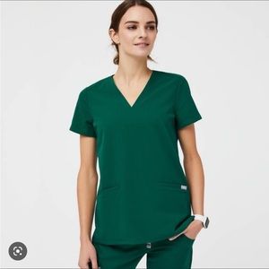 United edition color (hunter green) Figs Casma Three Pocket top - size small